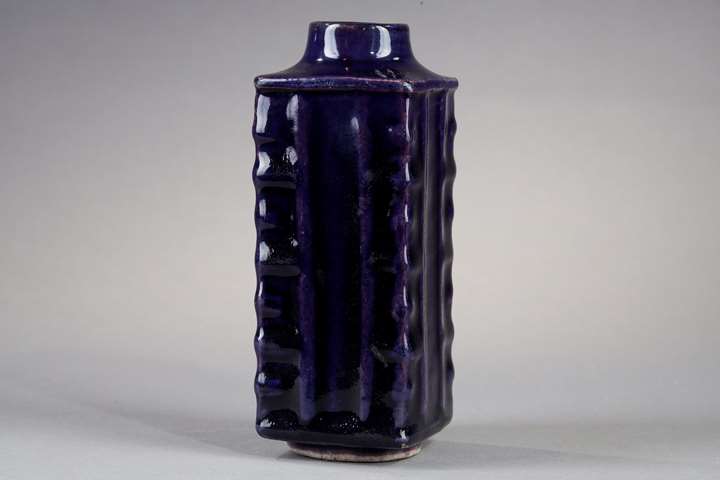 Rare vase  "cong" shape in biscuit enamelled aubergine